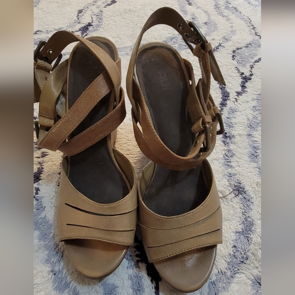 Auri Tan two tone Wedges size 38 or 8 - Picture 1 of 4